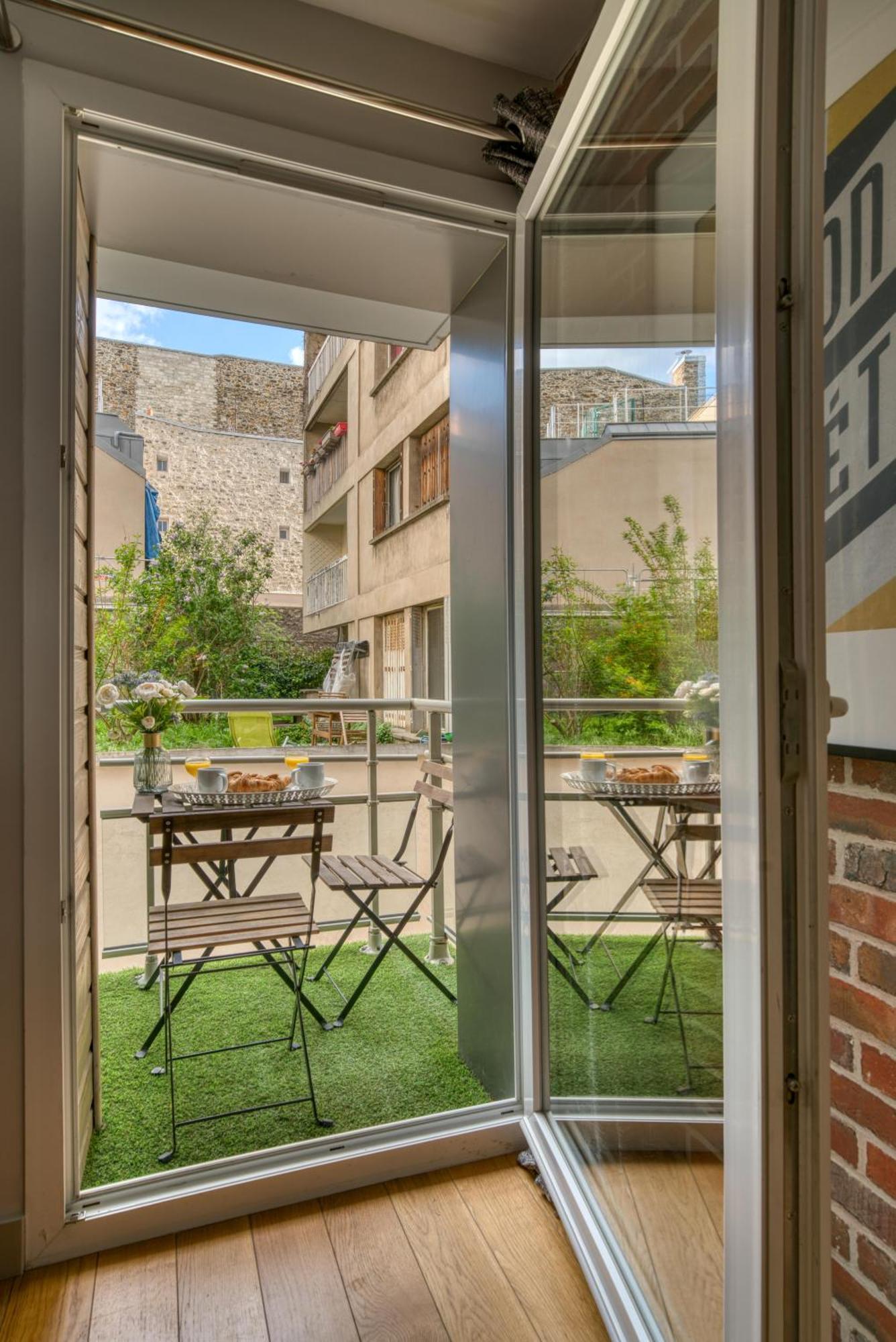 - Buttes Chaumont's Park -entire Flats