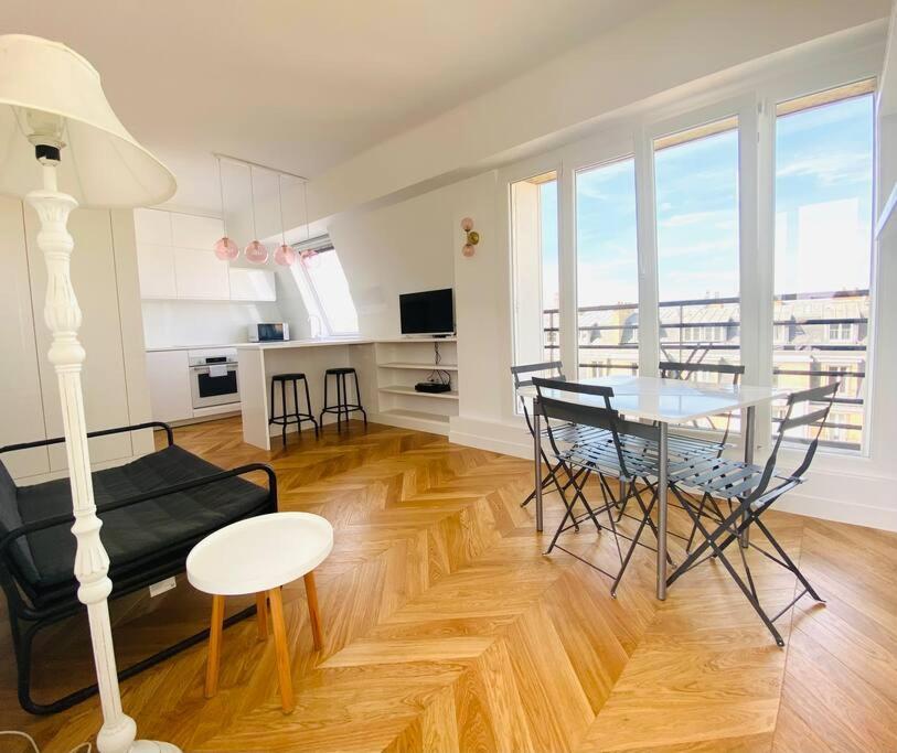 Tour Eiffel Et Toits De Apartment