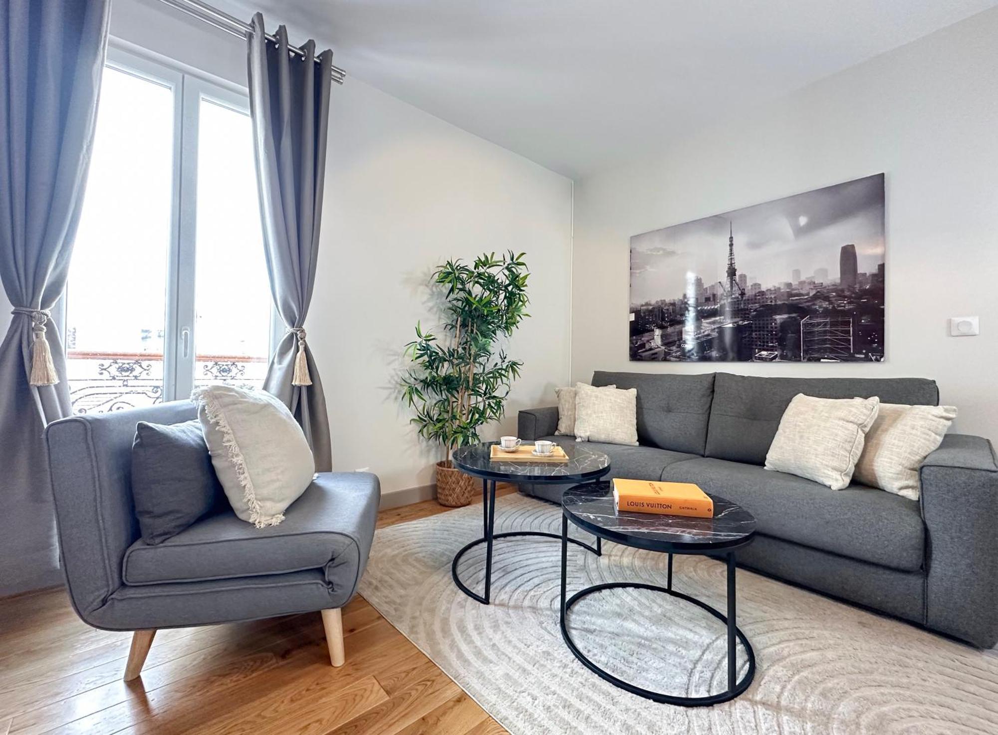 - Buttes Chaumont's Park -entire Flats Paris