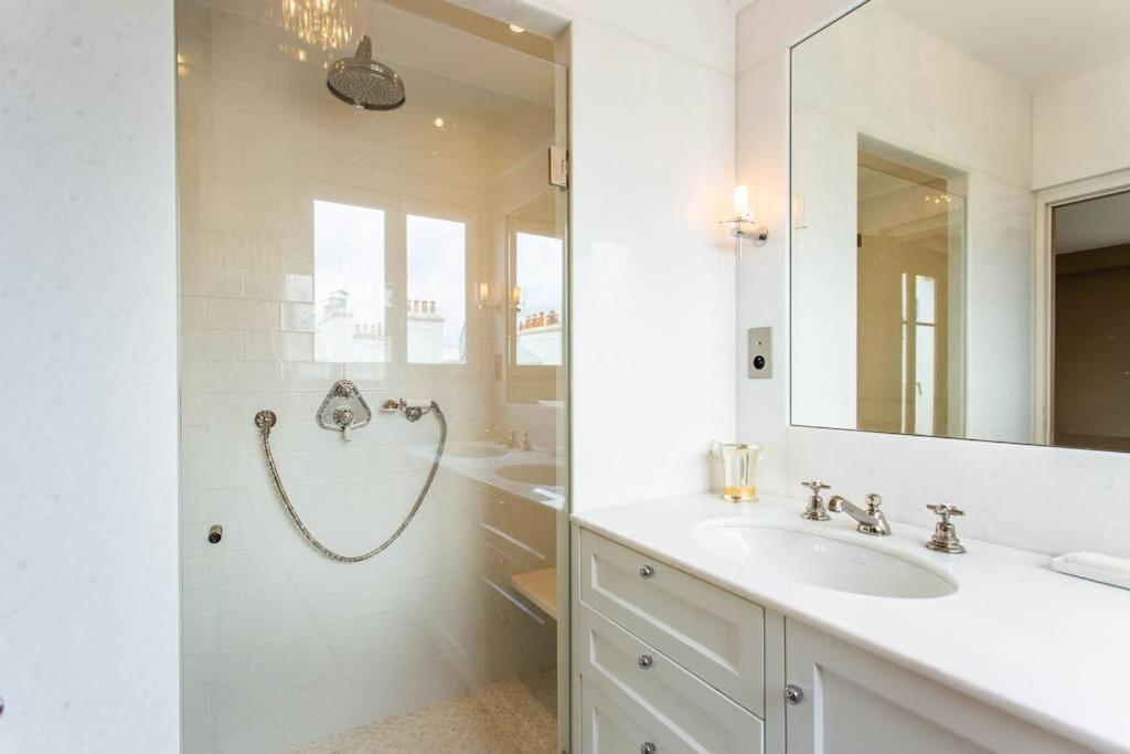 New Rbnb Eiffel Tower Rooftop 360 Terrace View And Parking Apartment