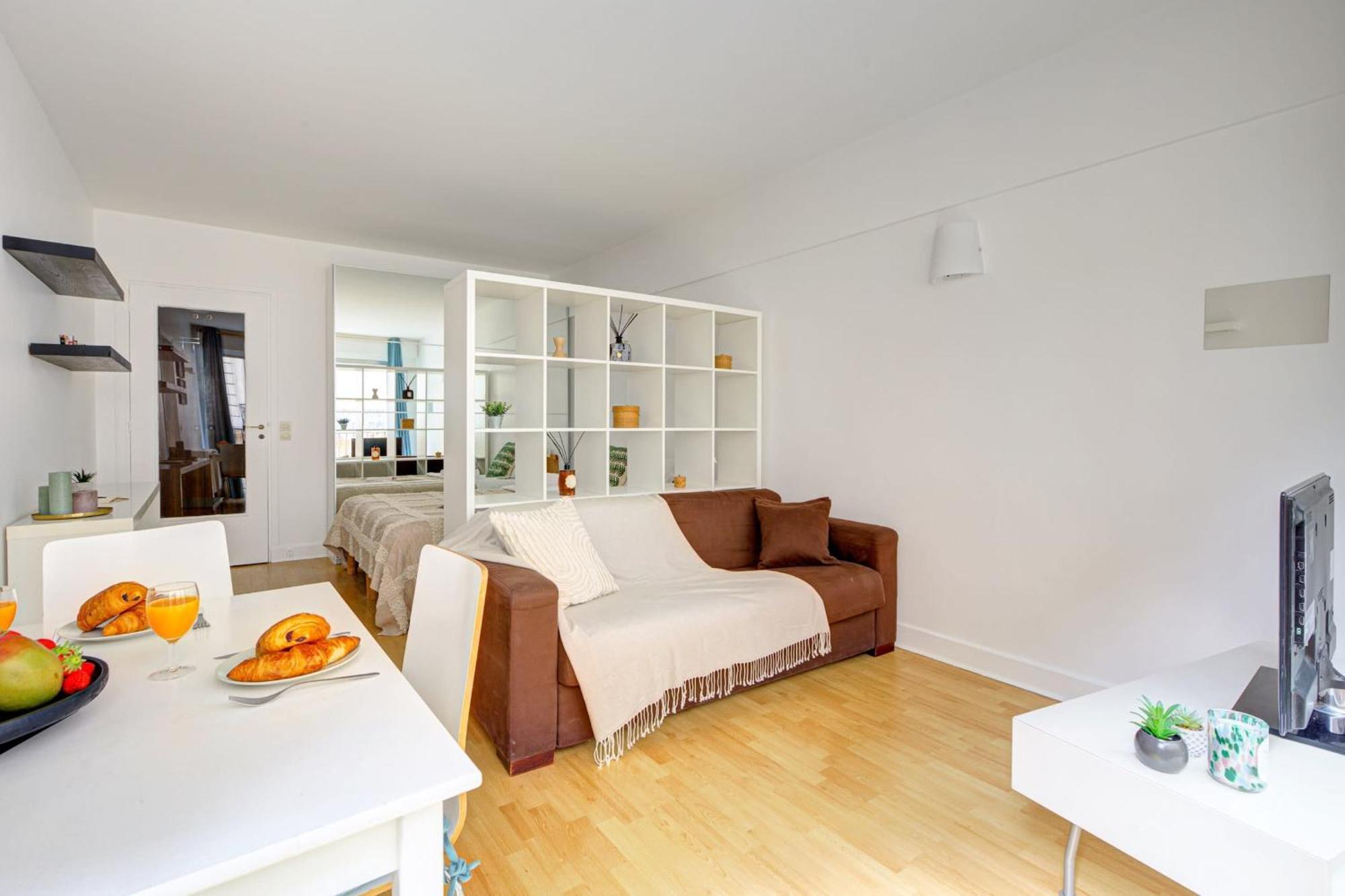 Apartment St Germain & Le Bon Marche With Balcony - Cityapartmentstay Paris