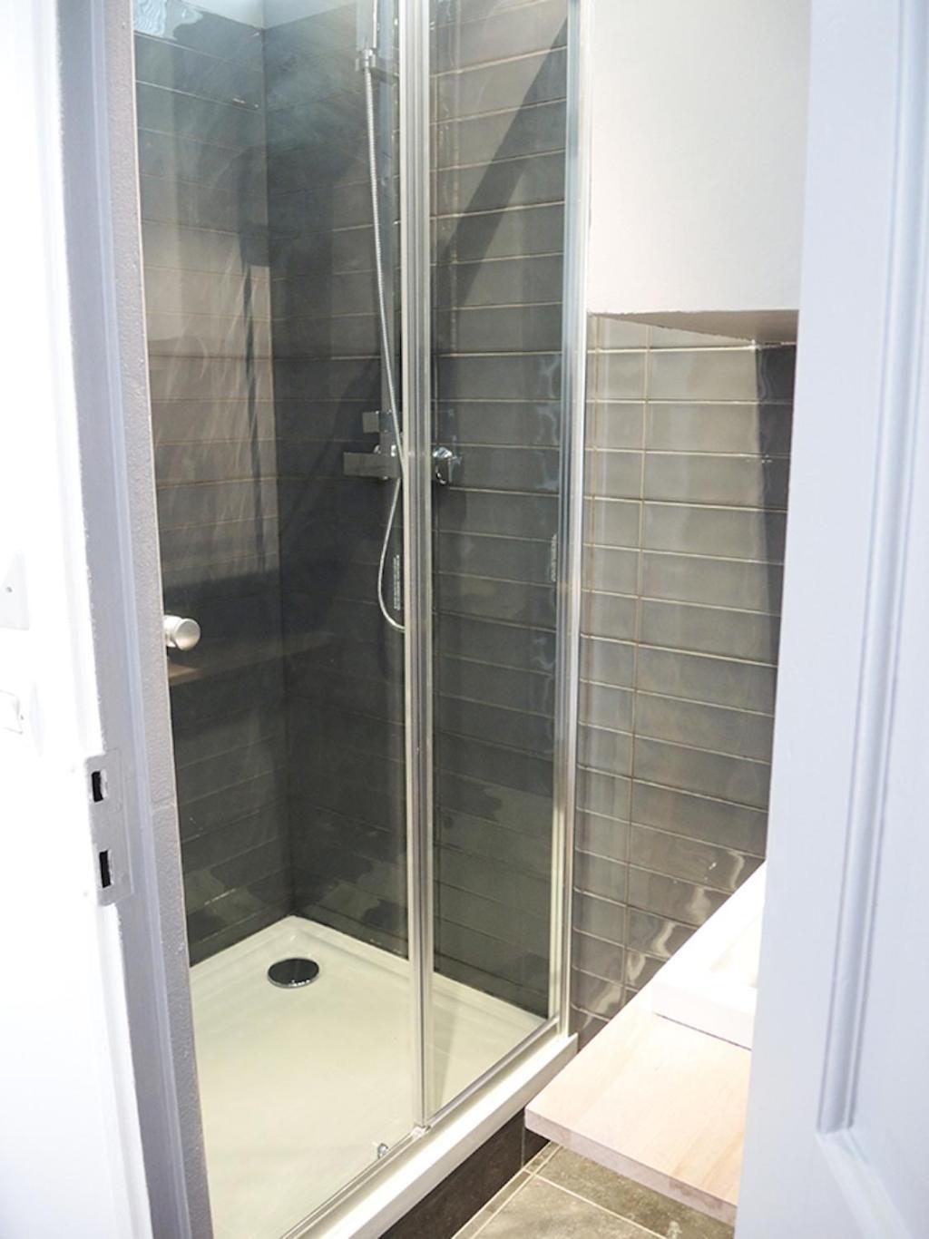 Private With Bathroom In Sunny Flat Homestay