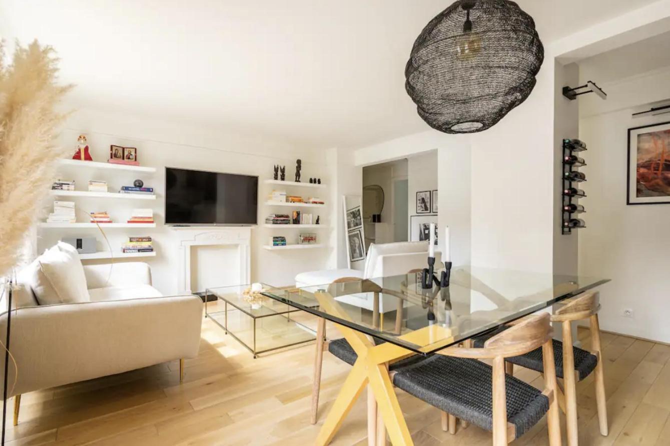 Big 753sq Tf, Close To Restaurants Apartment