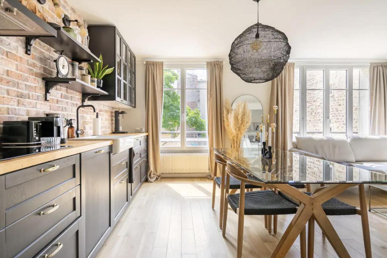 Big 753sq Tf, Close To Restaurants Apartment