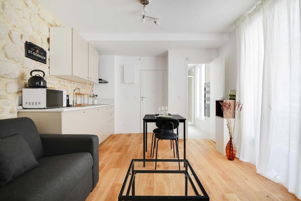 Charming In Le Marais Apartment