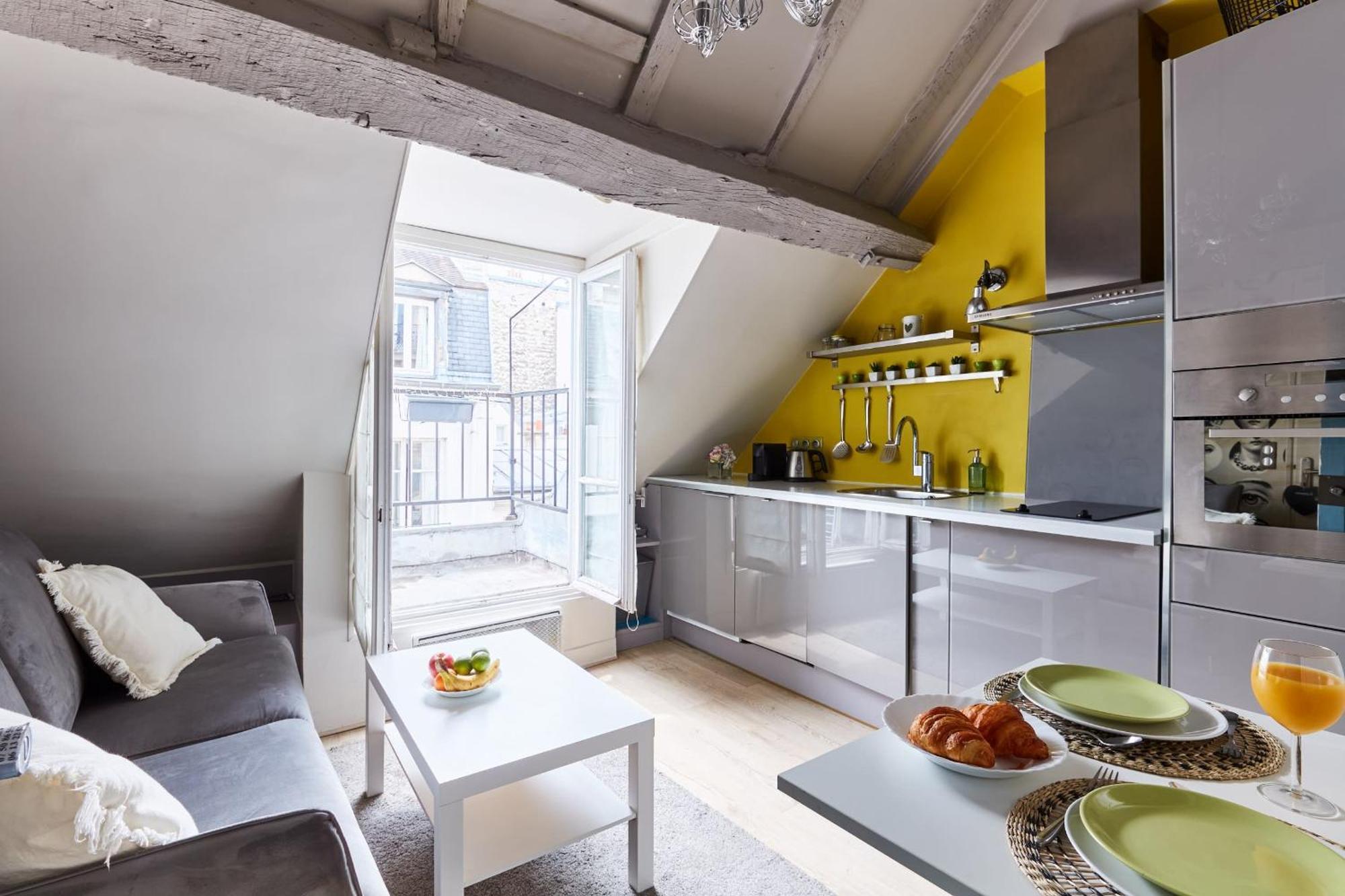 Place Des Vosges - 1br With Balcony - Cityapartmentstay Paris