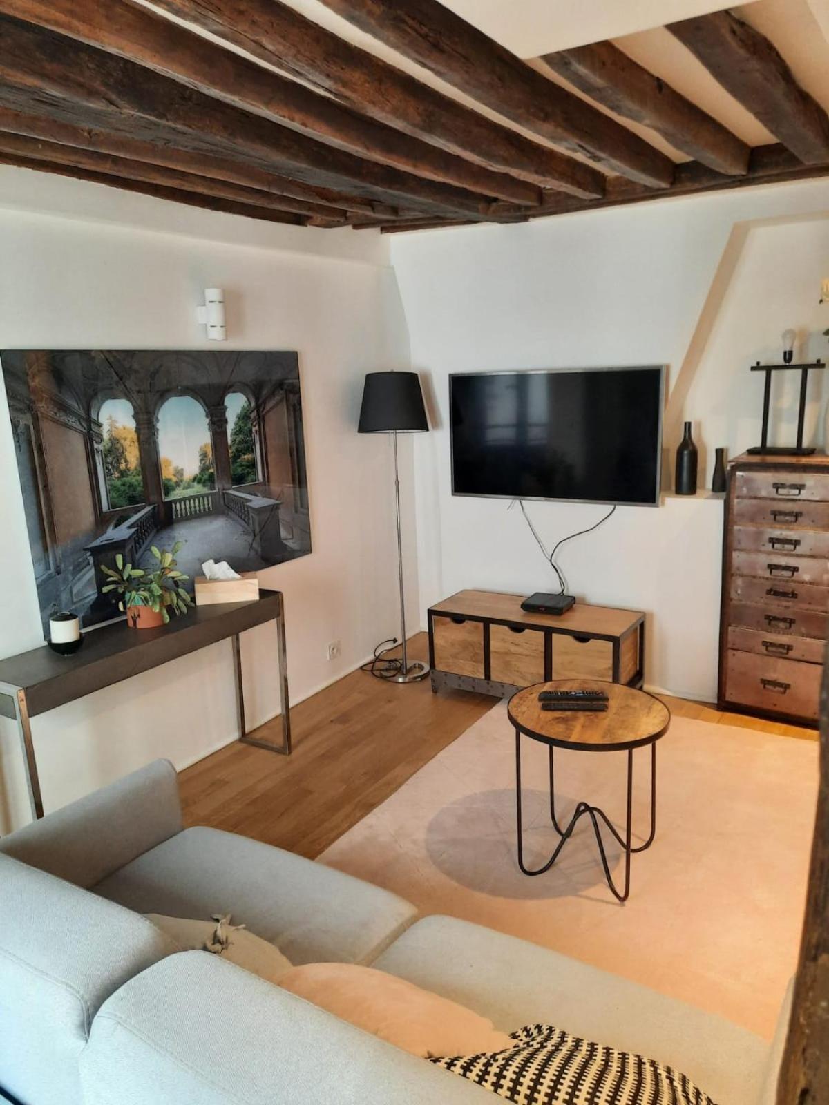 Appartement Charme De L'ancien, Refait A Neuf Paris