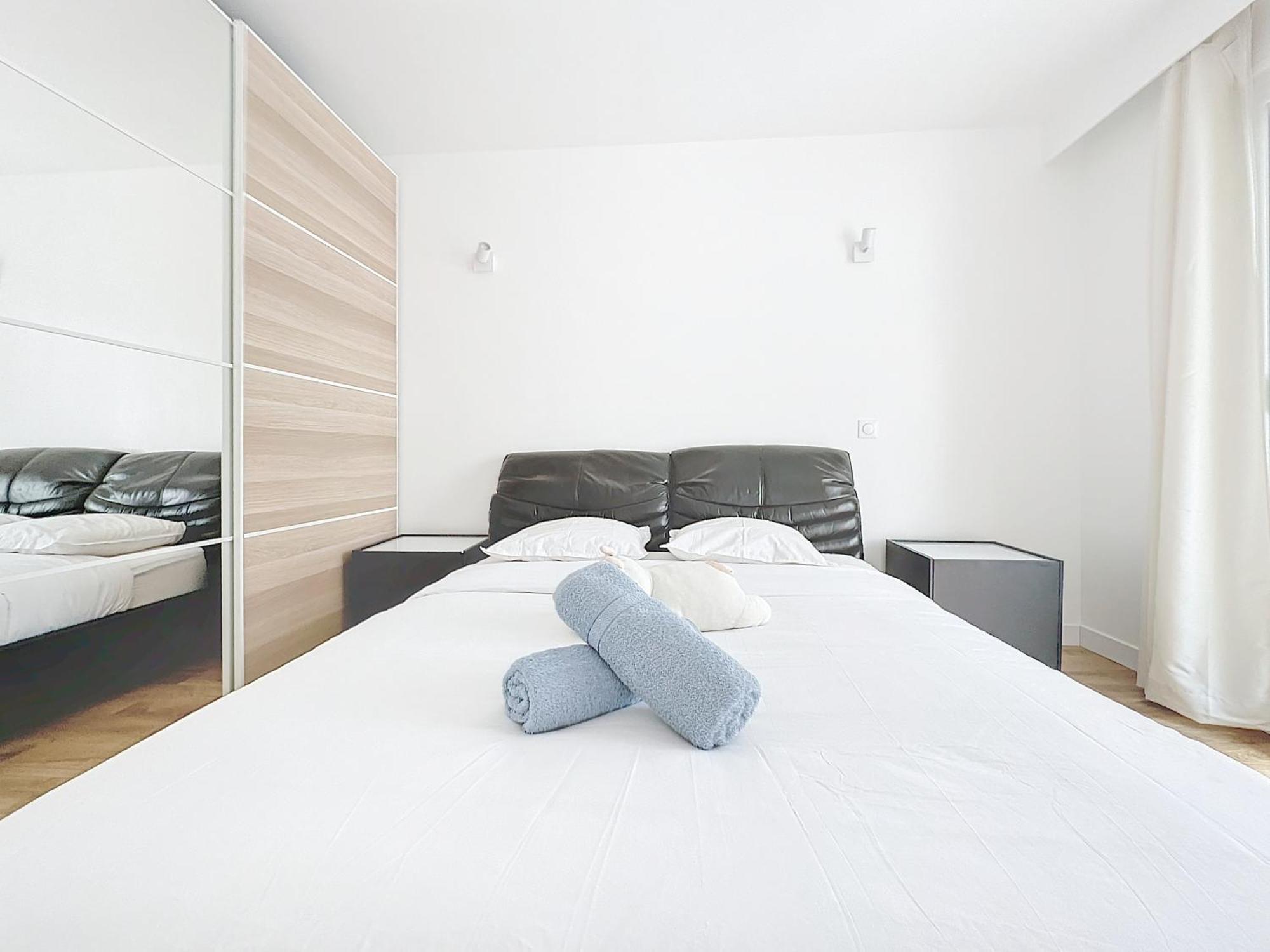 114 - Renove De Luxe Pour 4 Personnes * Paris