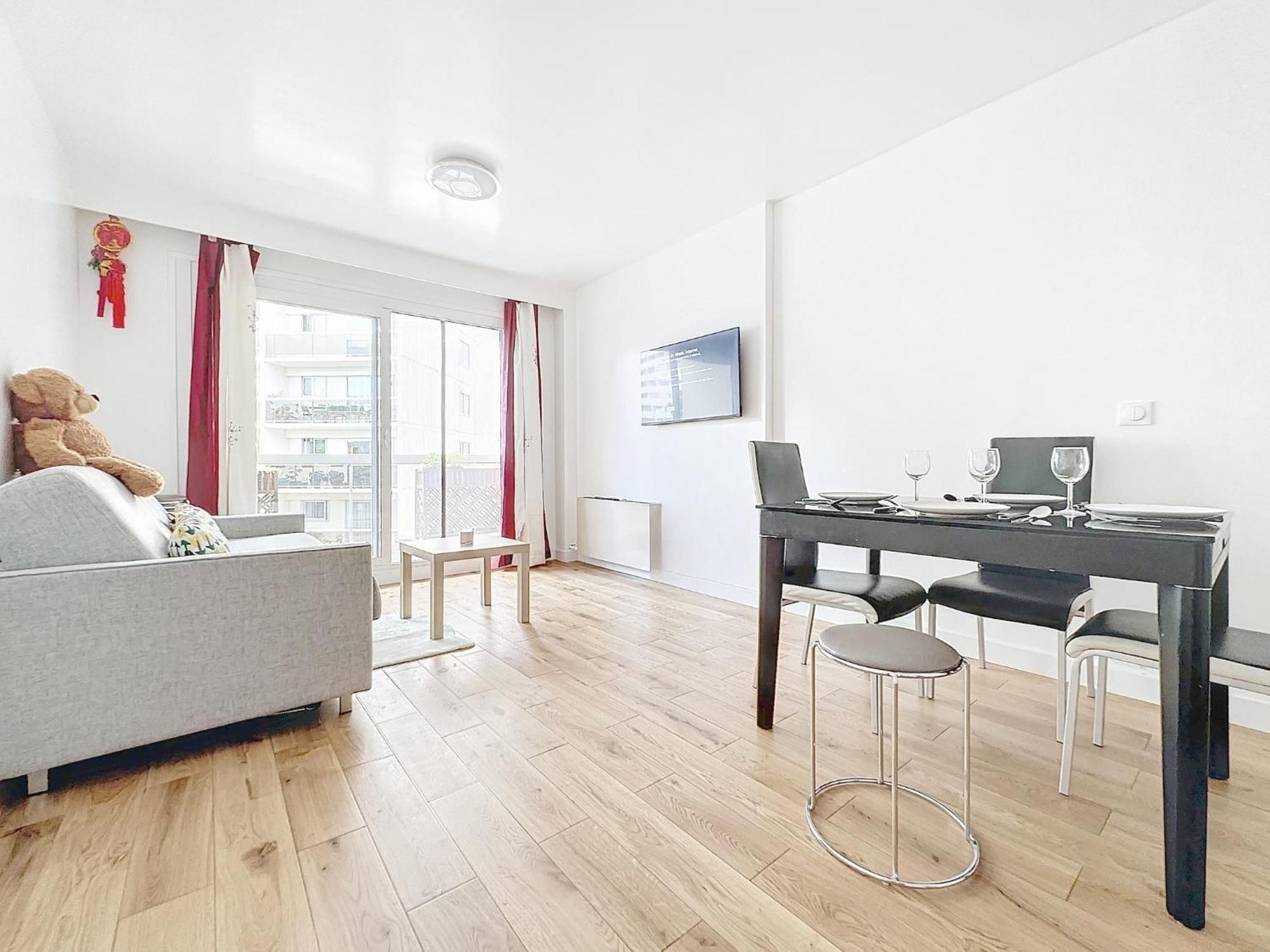 114 - Renove De Luxe Pour 4 Personnes Paris