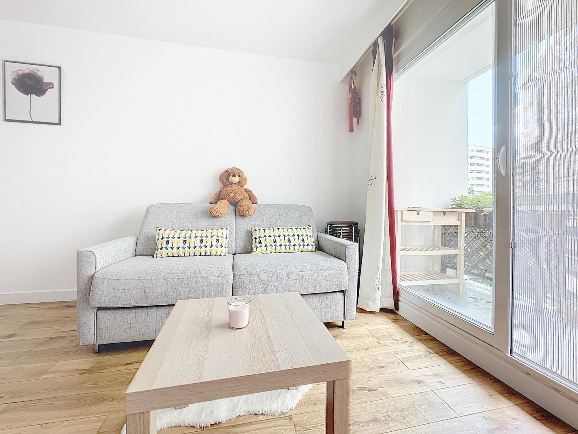 114 - Renove De Luxe Pour 4 Personnes * Paris