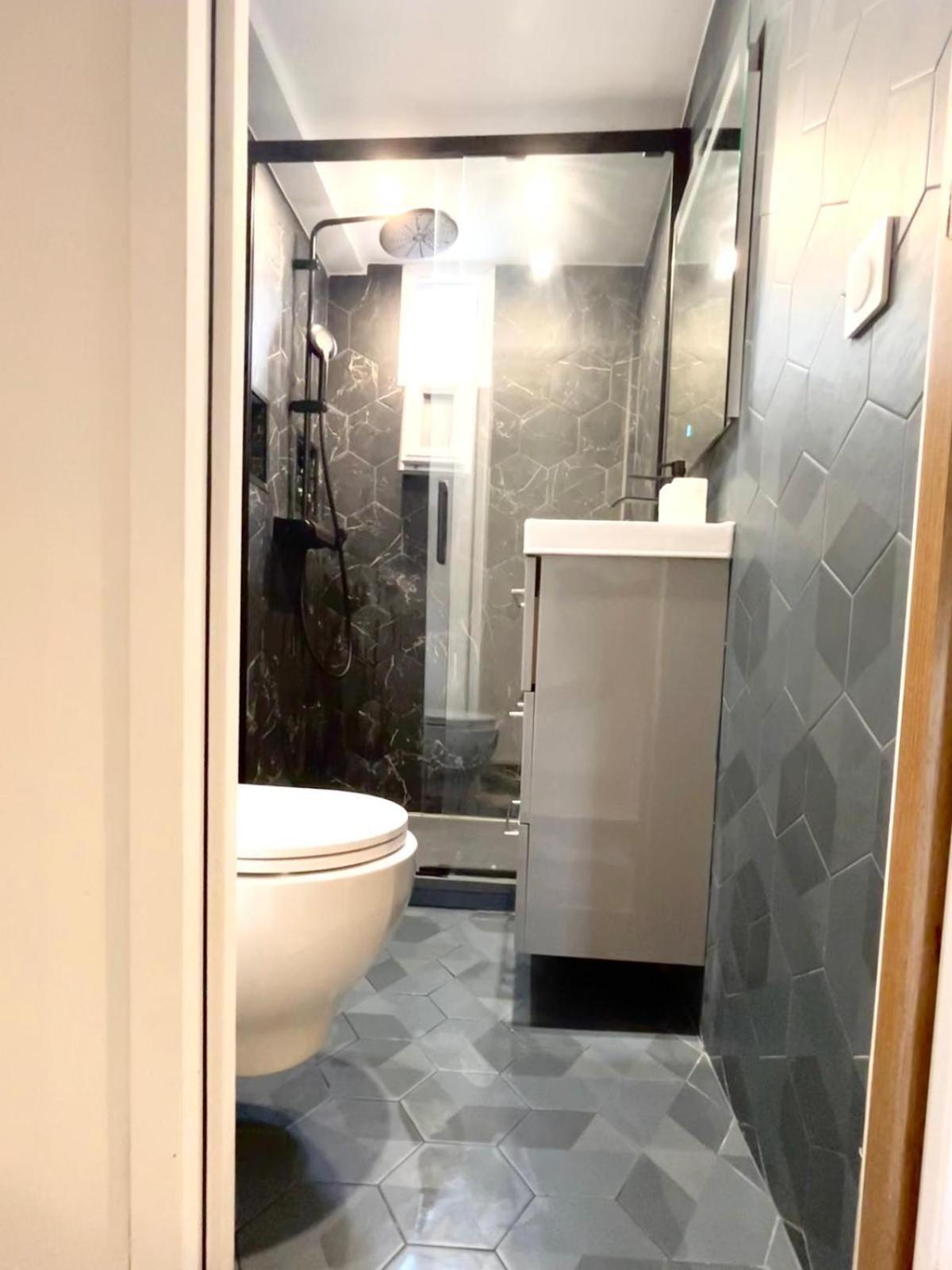 Modern Near Montmarte 2 Mins From Metro Chateau Rouge Apartment *