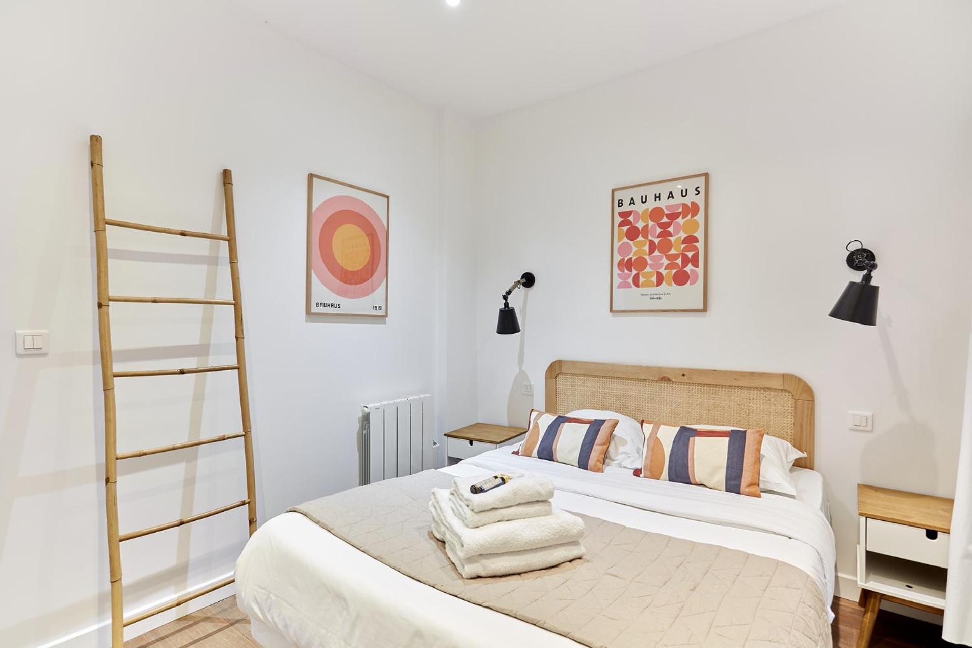 2 Bedrooms Center Of