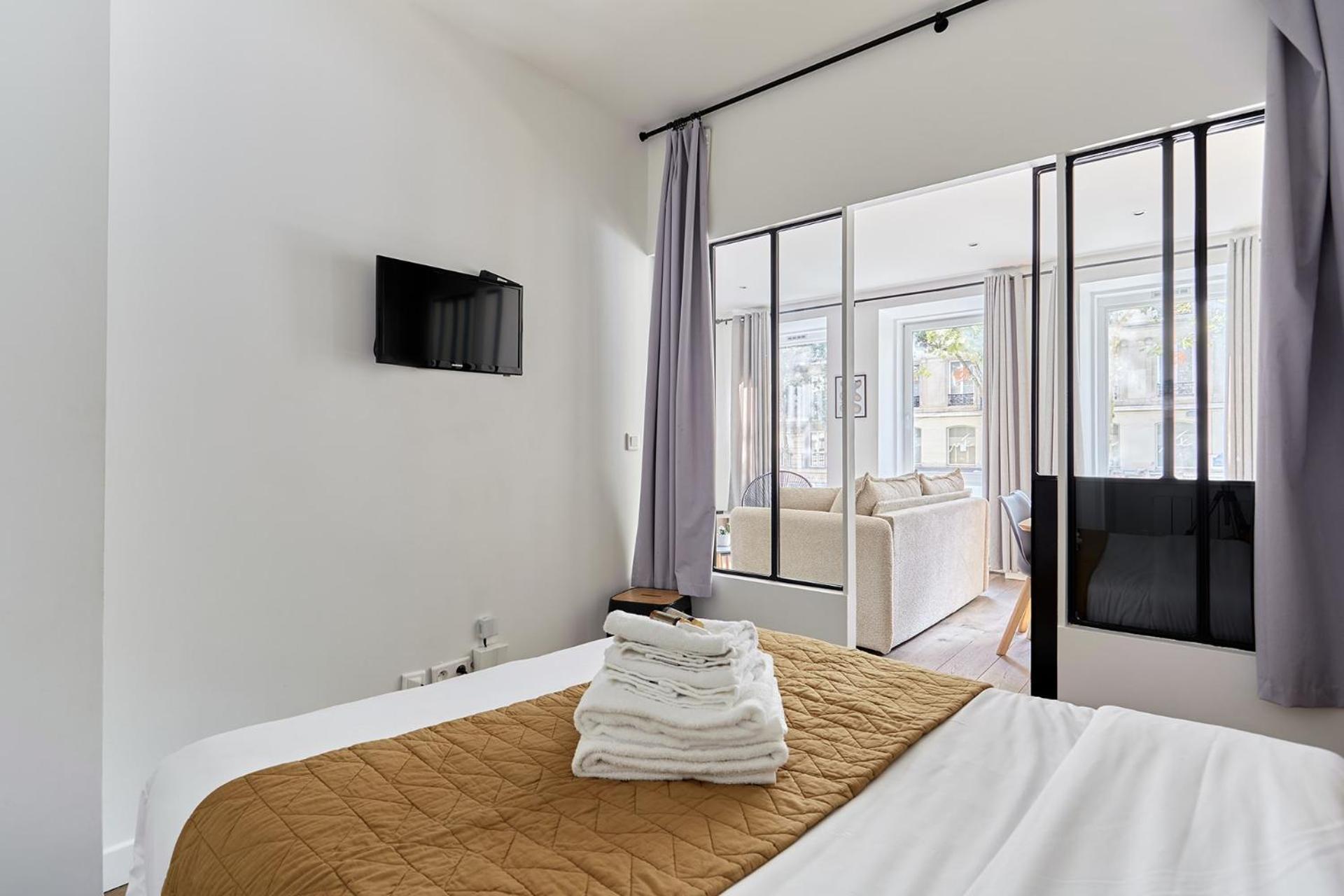 2 Bedrooms Center Of Paris