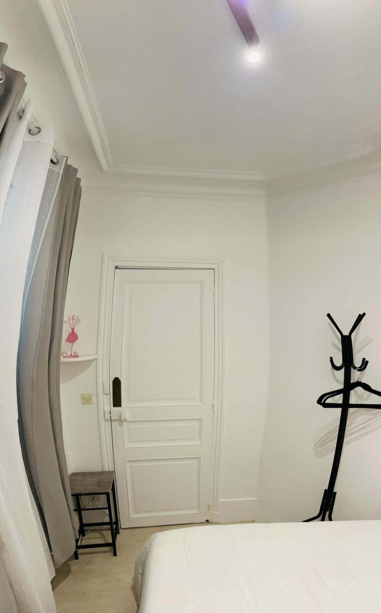 In Montmartre, Paris, Near Sacre-coeur Read Host Profile For Booking