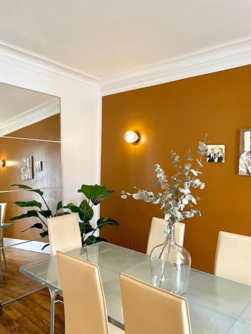 Apartment Parishome! Double Balcony, Art & Designer Touches *
