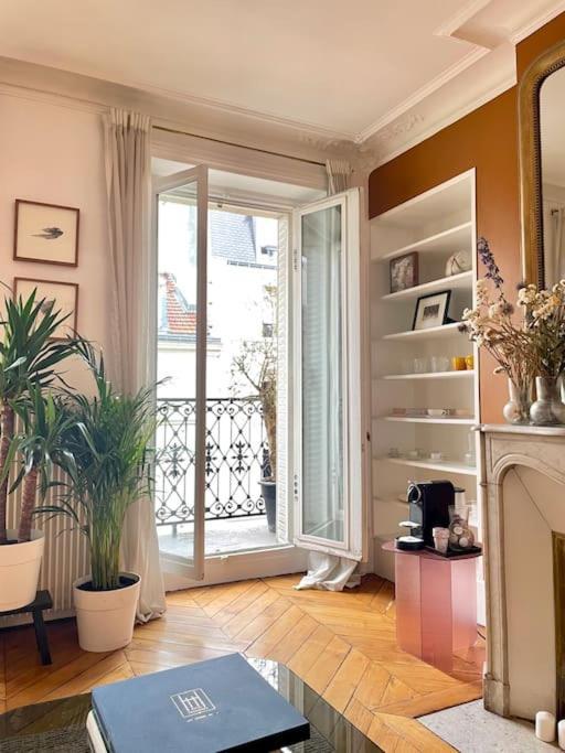 Parishome! Double Balcony, Art & Designer Touches Apartment Paris