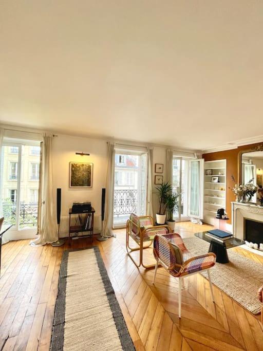 Parishome! Double Balcony, Art & Designer Touches