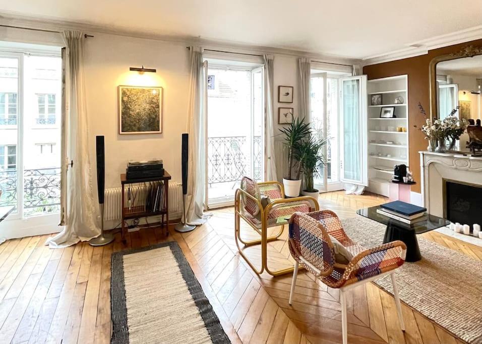 Parishome! Double Balcony, Art & Designer Touches Apartment *