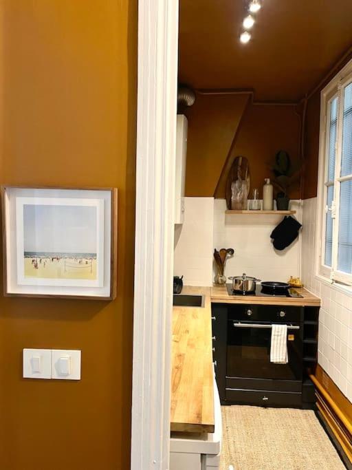 Apartment Parishome! Double Balcony, Art & Designer Touches *