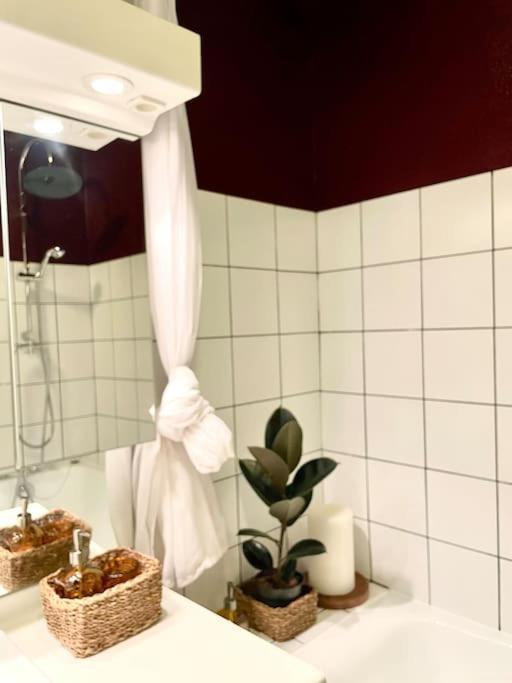 Parishome! Double Balcony, Art & Designer Touches * Paris