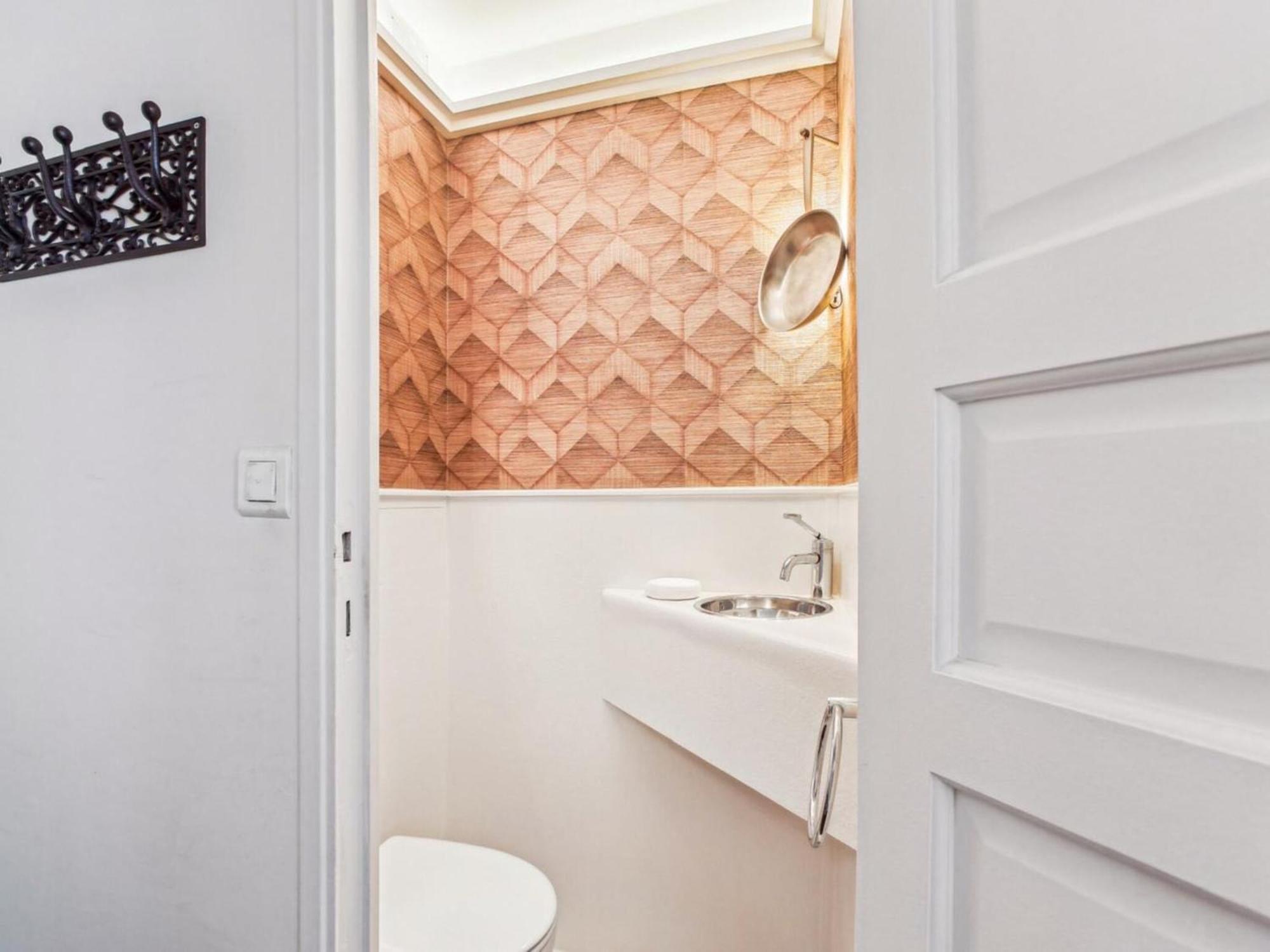 Modern -1br-2p- Le Marais Apartment