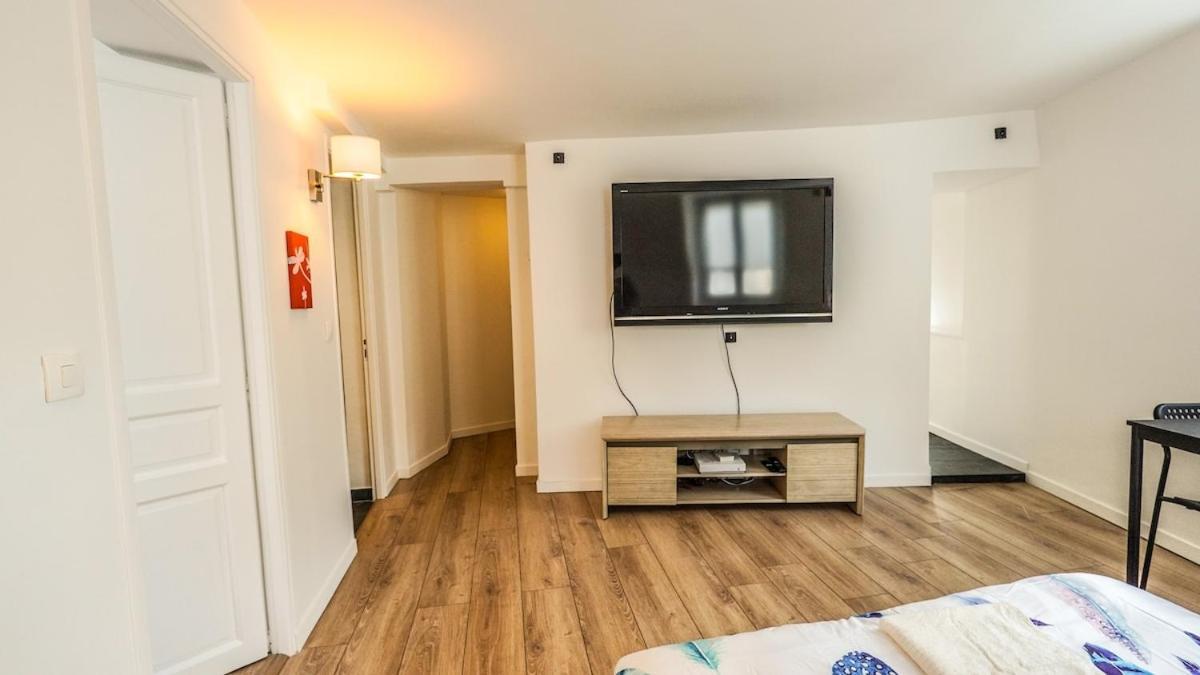 09 Grand Sunny Flat Notre Dame Apartment Paris