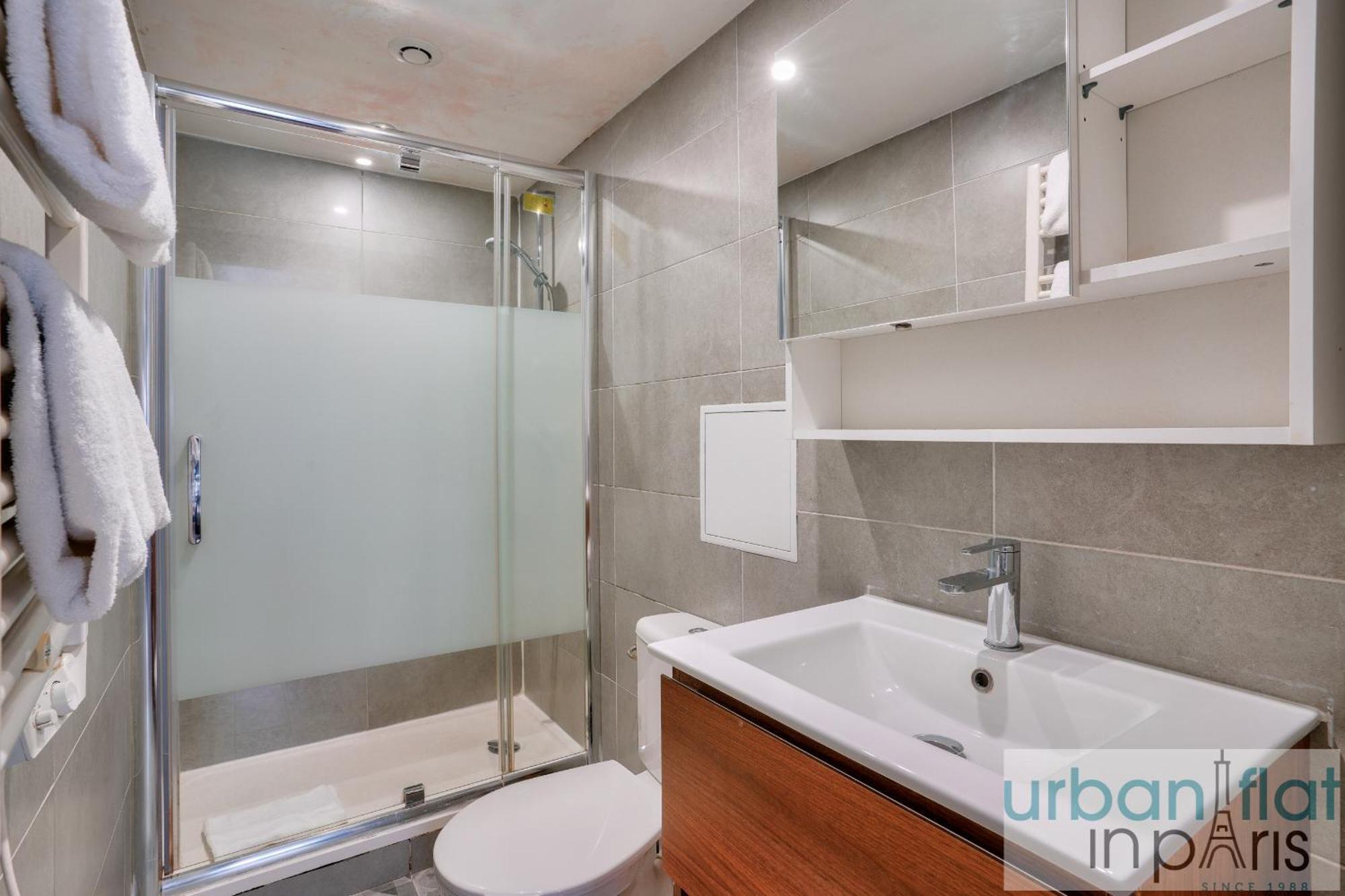 Apartment 13 Luxury Flat Eiffel Design 2