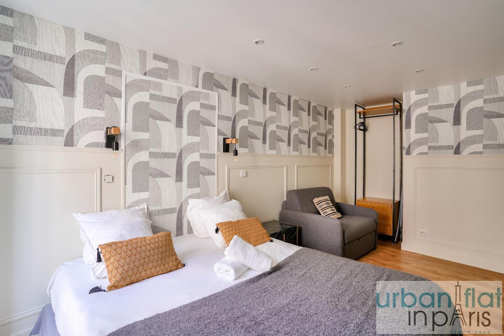 13 Luxury Flat Eiffel Design 2