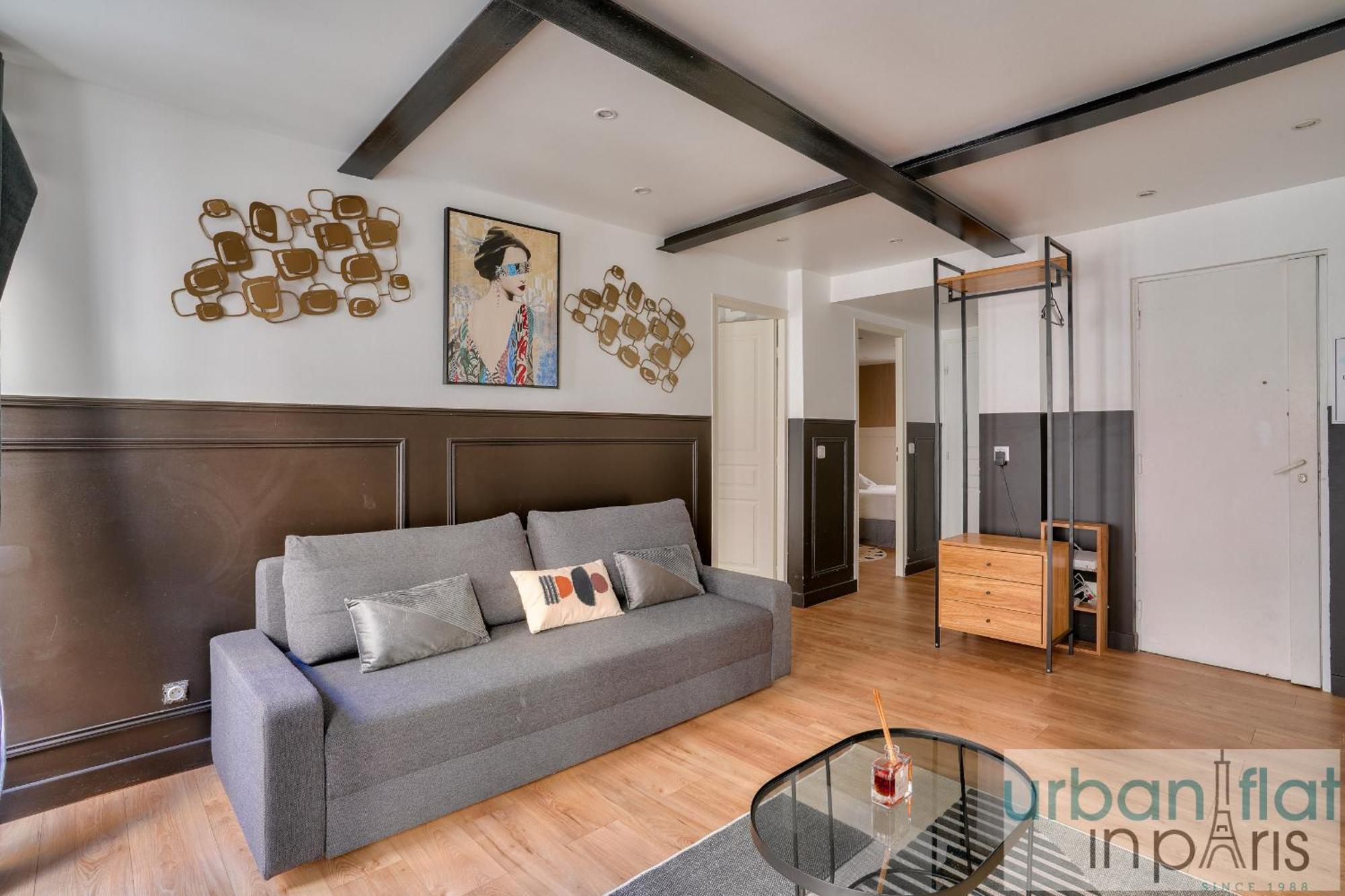 13 Luxury Flat Eiffel Design 2