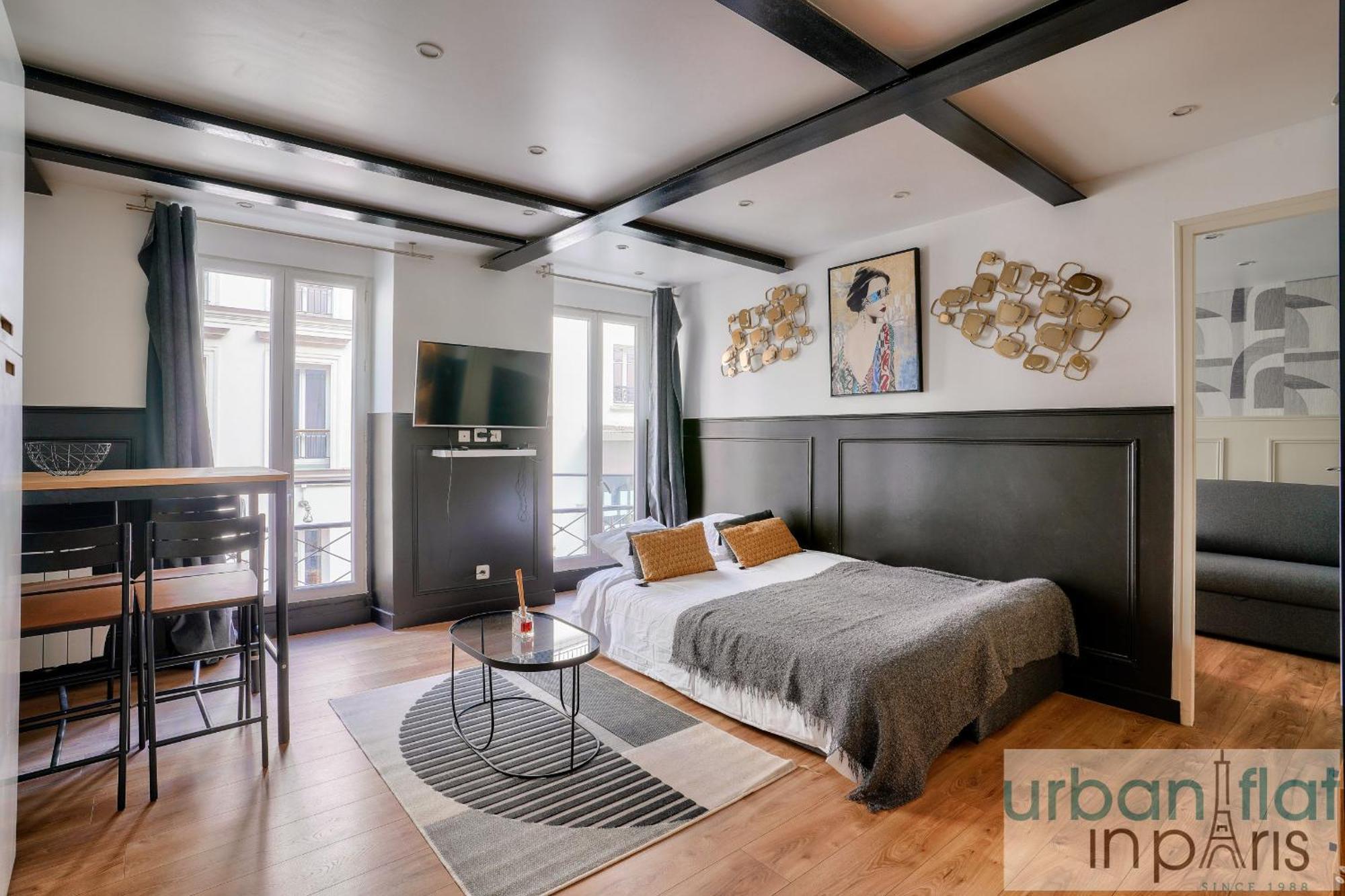 13 Luxury Flat Eiffel Design 2 Apartment