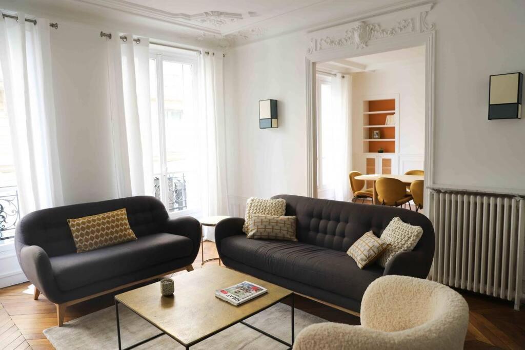 Charming 3 Bedroom Haussmannien In 17th Appartement *