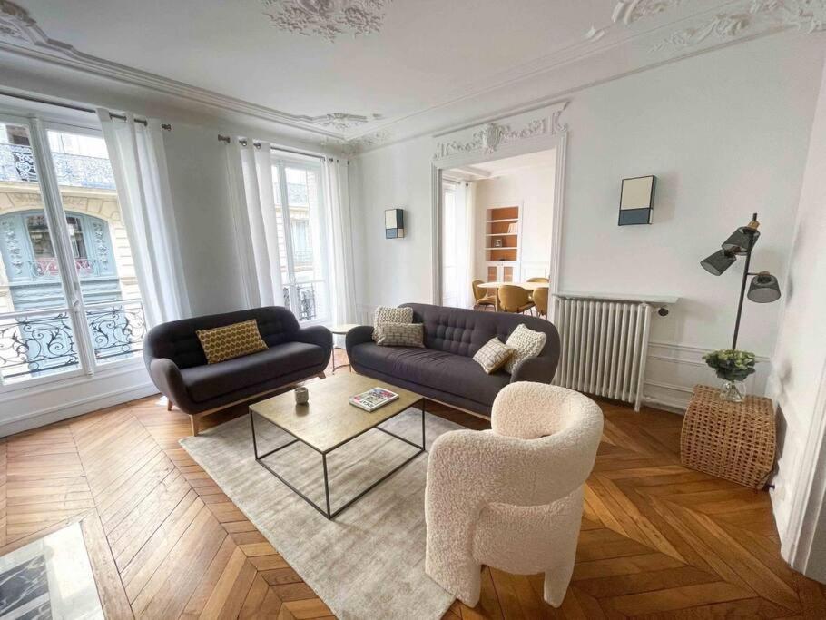 Charming 3 Bedroom Haussmannien In 17th Appartement