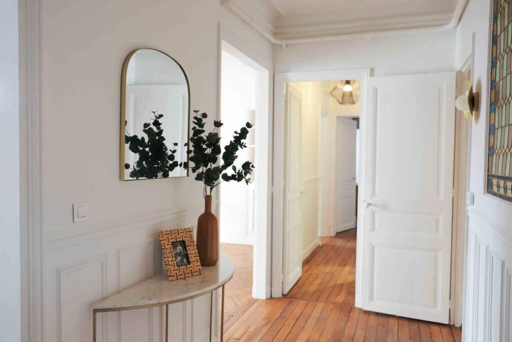 Appartement Charming 3 Bedroom Haussmannien In 17th Paris