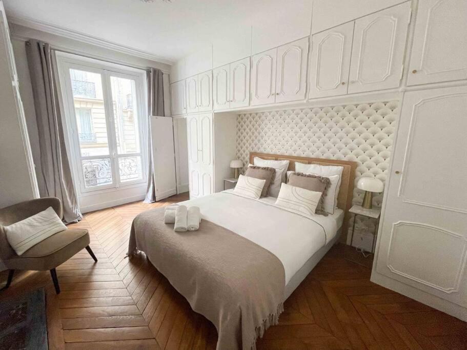 Charming 3 Bedroom Haussmannien In 17th Appartement Paris