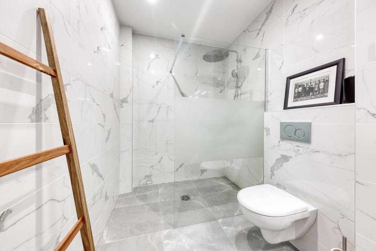 Garden Flat In 16