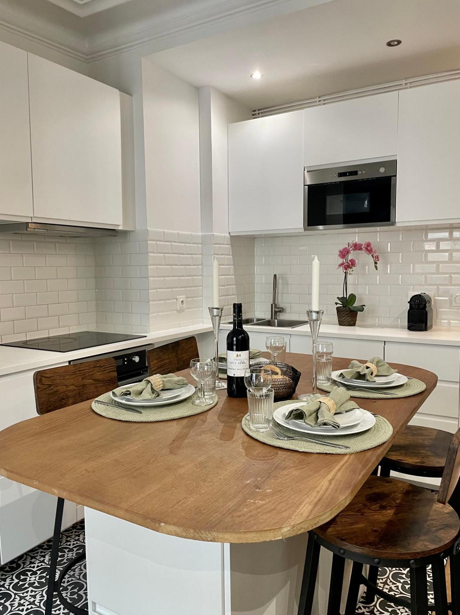 Apartment Eiffel Tower Stylish Retreat