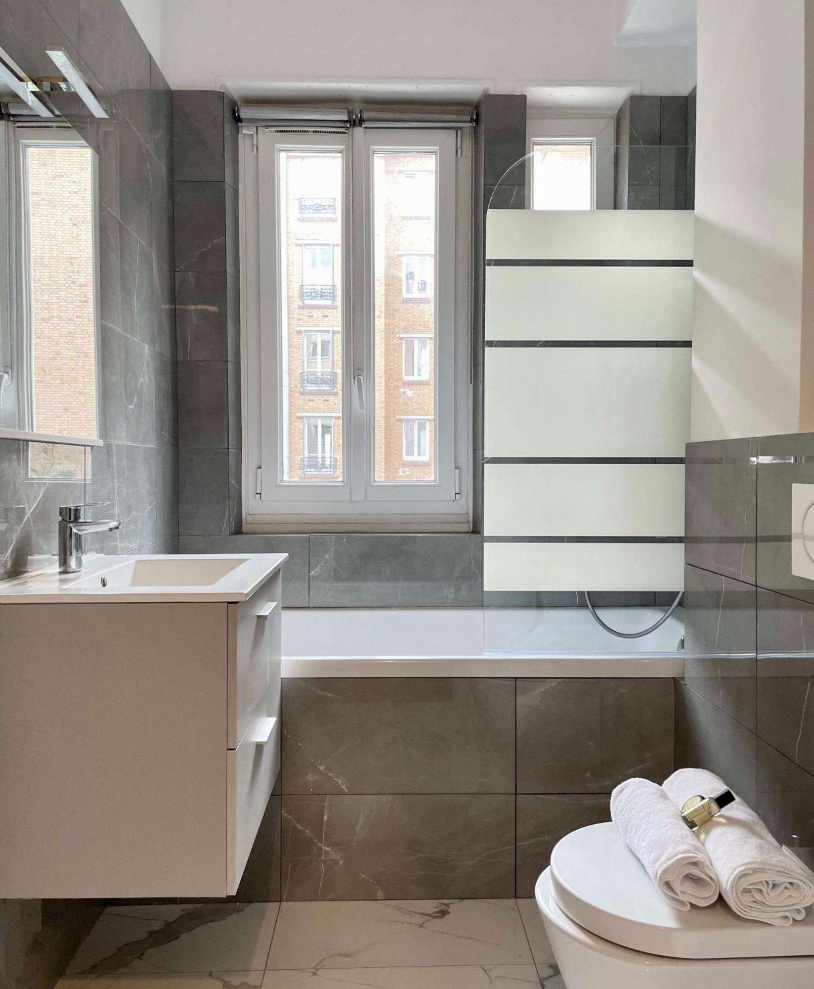 Eiffel Tower Stylish Retreat Apartment Paris