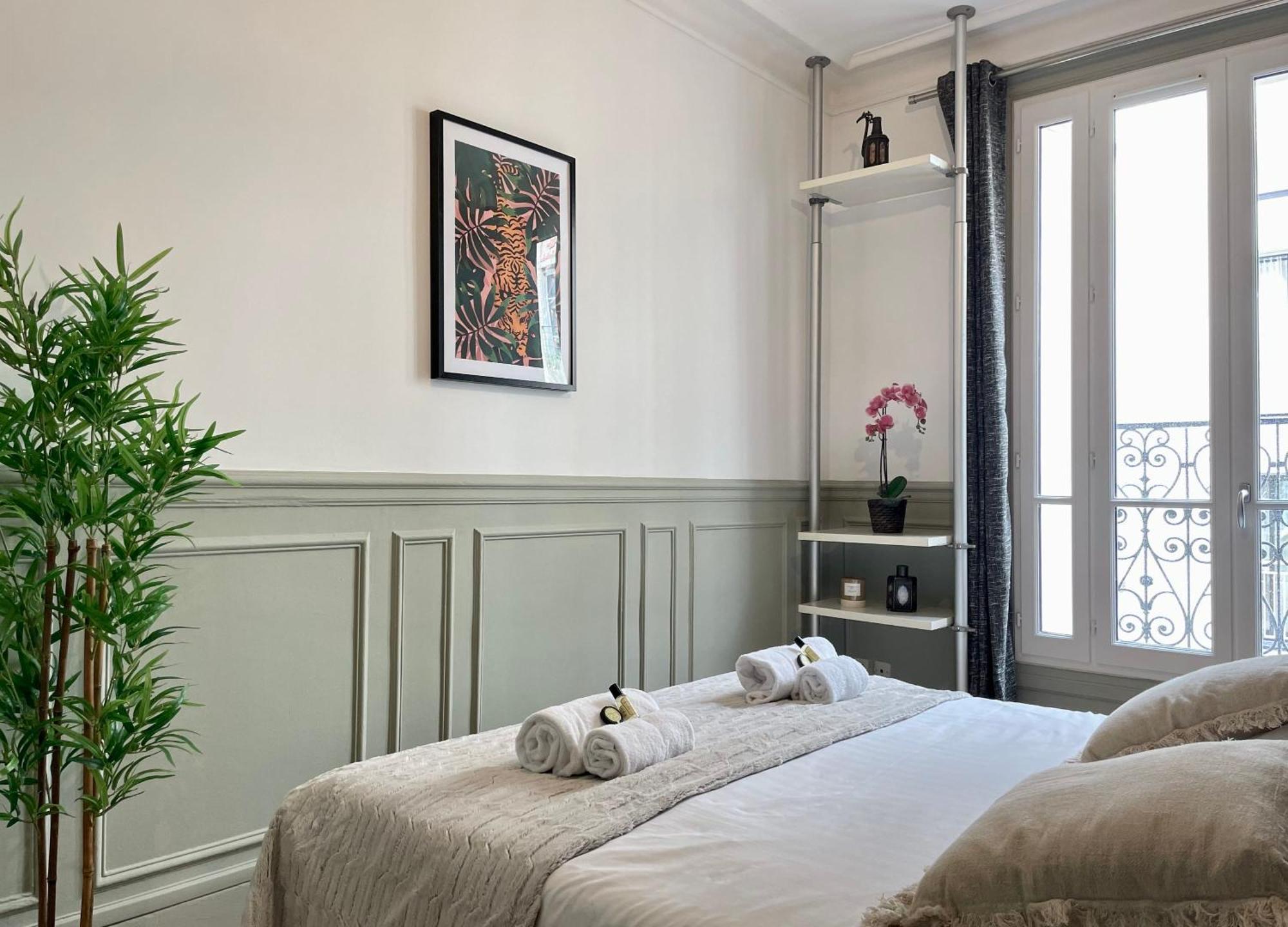 Eiffel Tower Stylish Retreat *