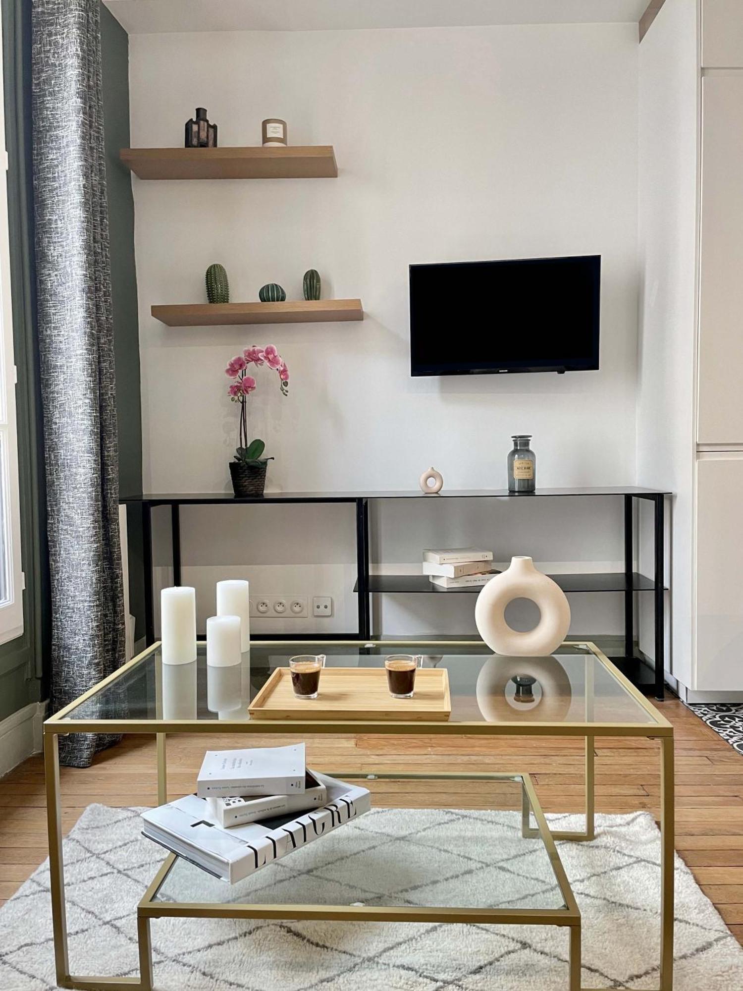 Eiffel Tower Stylish Retreat Apartment