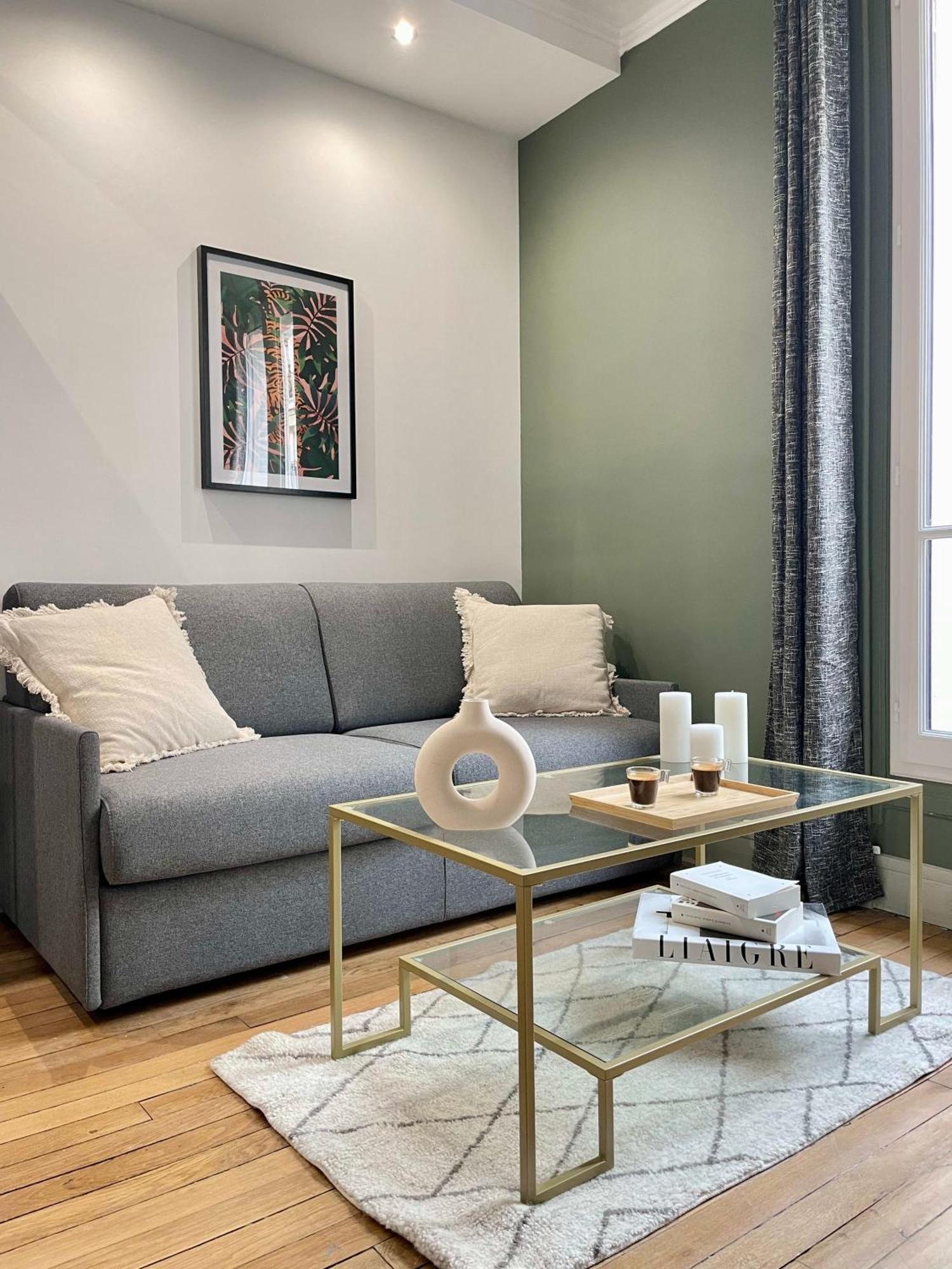Apartment Eiffel Tower Stylish Retreat