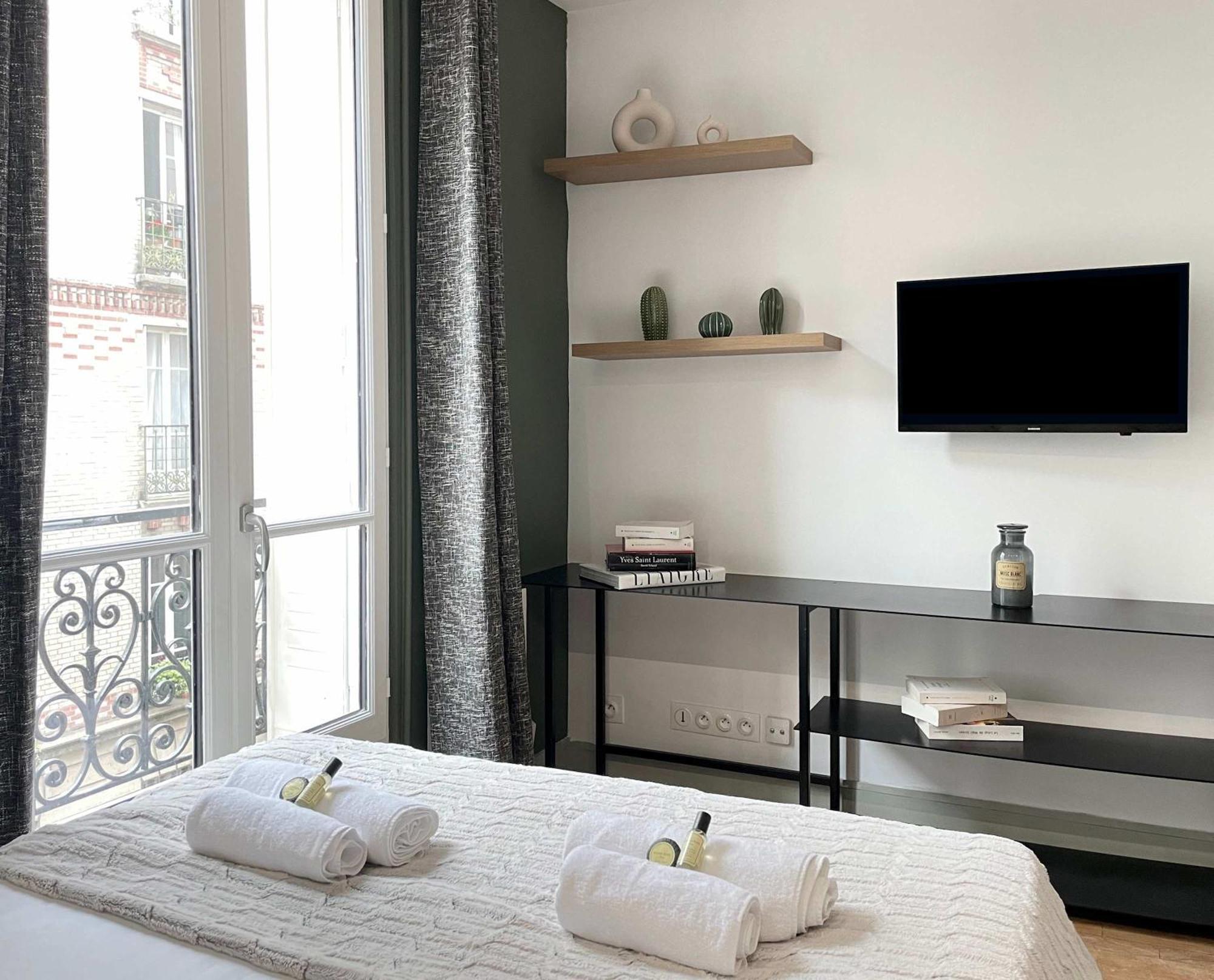 Eiffel Tower Stylish Retreat Apartment