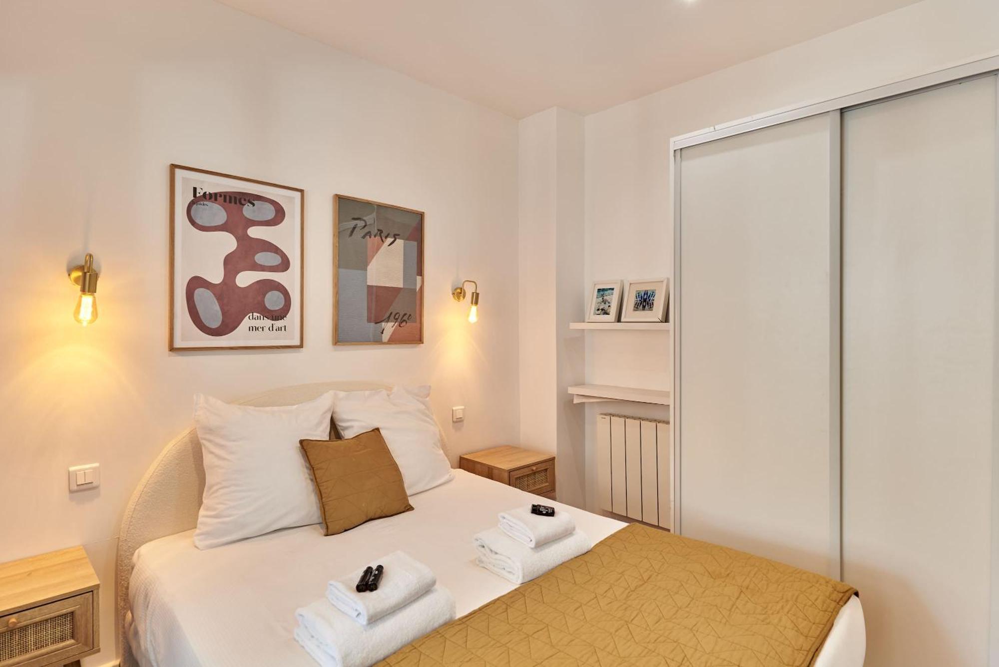 2 Bedrooms Center Of * Paris
