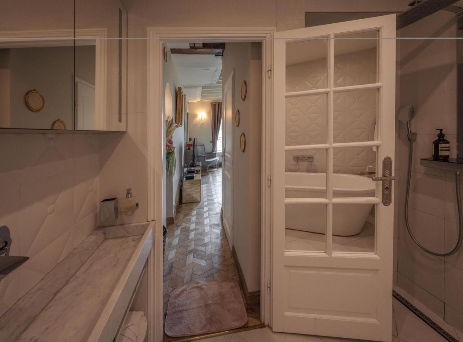 Place Dauphine Apartment