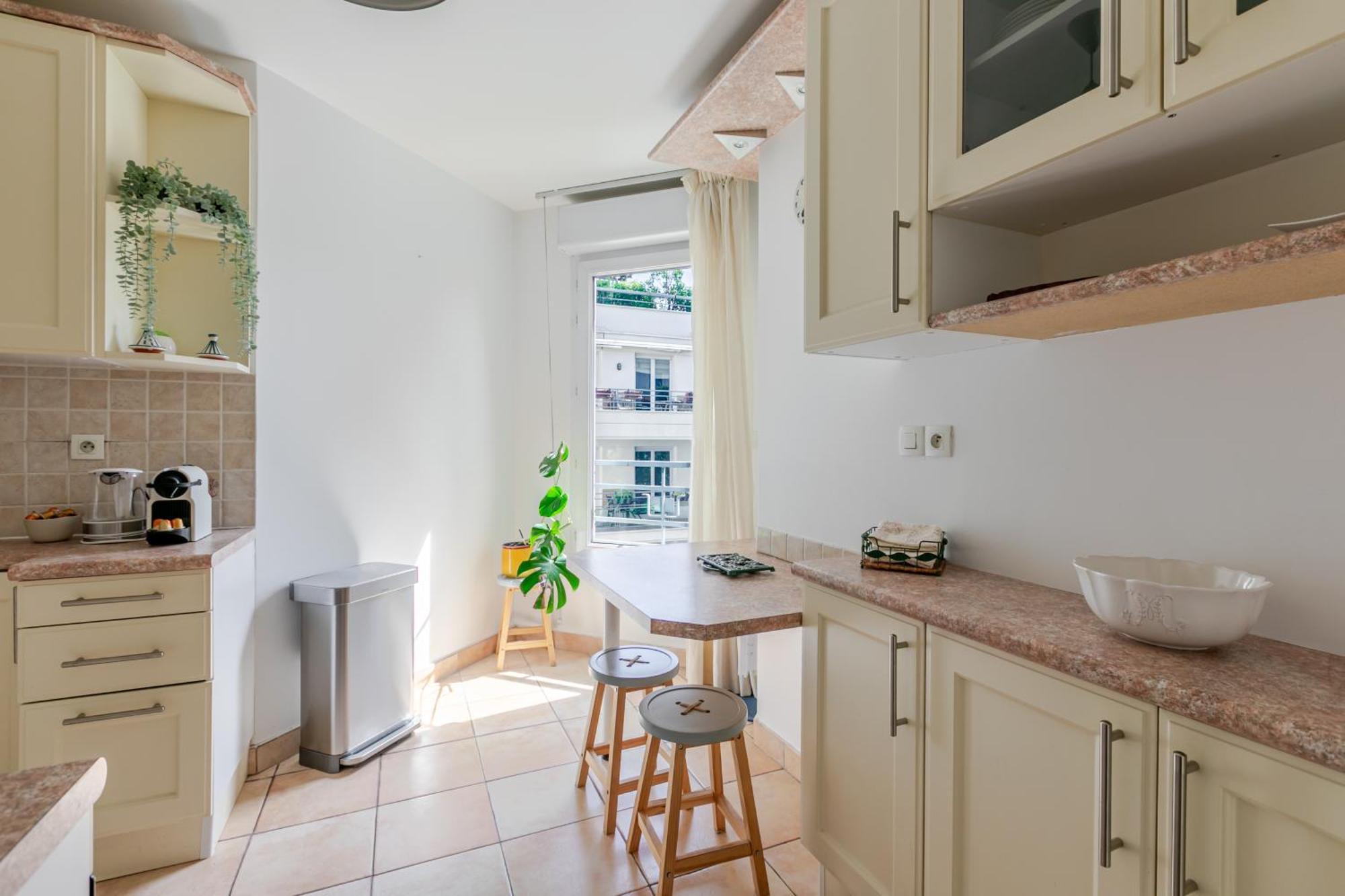 Un Ptit Soleil A Apartment Paris
