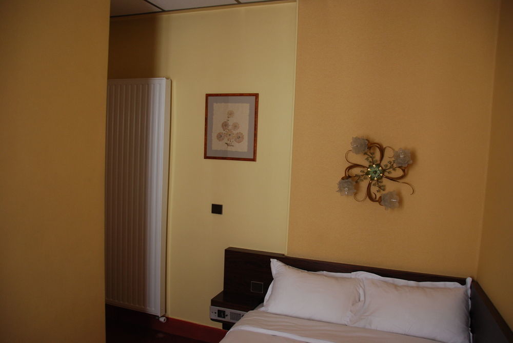 Courcelles Médéric Hotel 3*