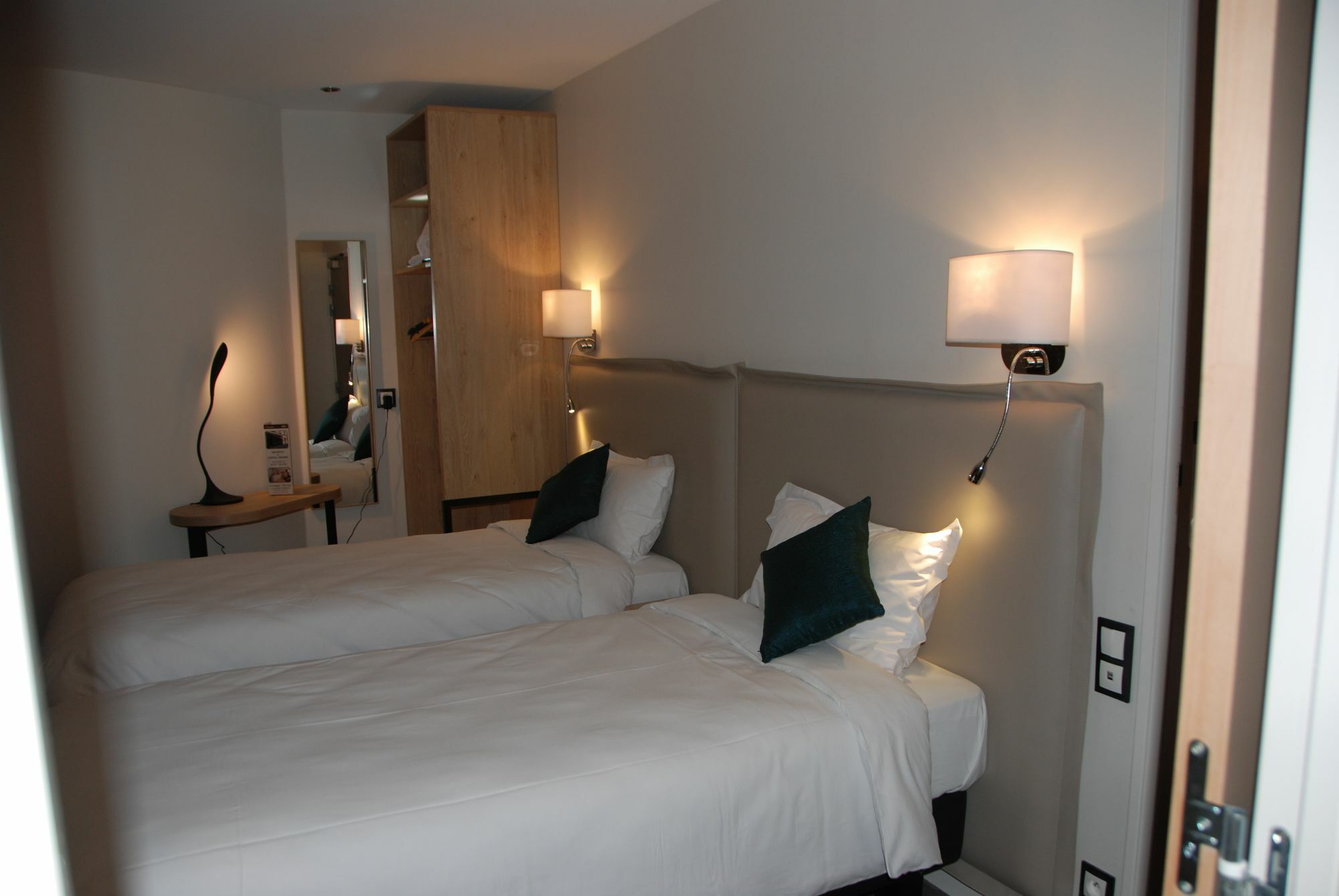 Hotel Courcelles Médéric Paris